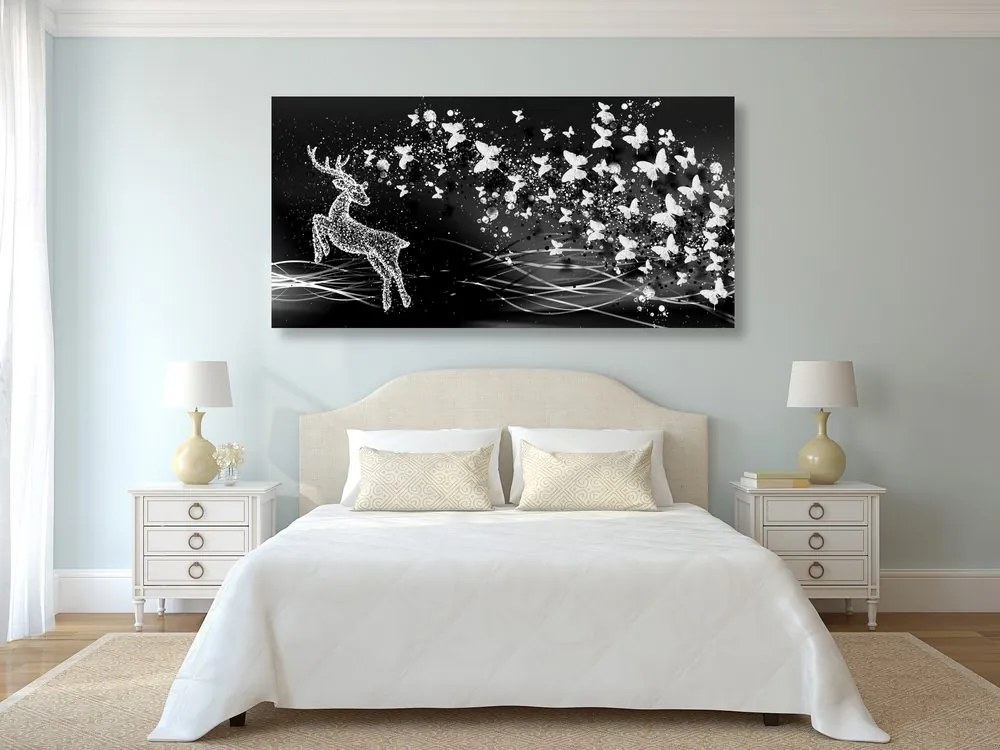 Quadro su tela – Splendido cervo con farfalle in bianco e nero