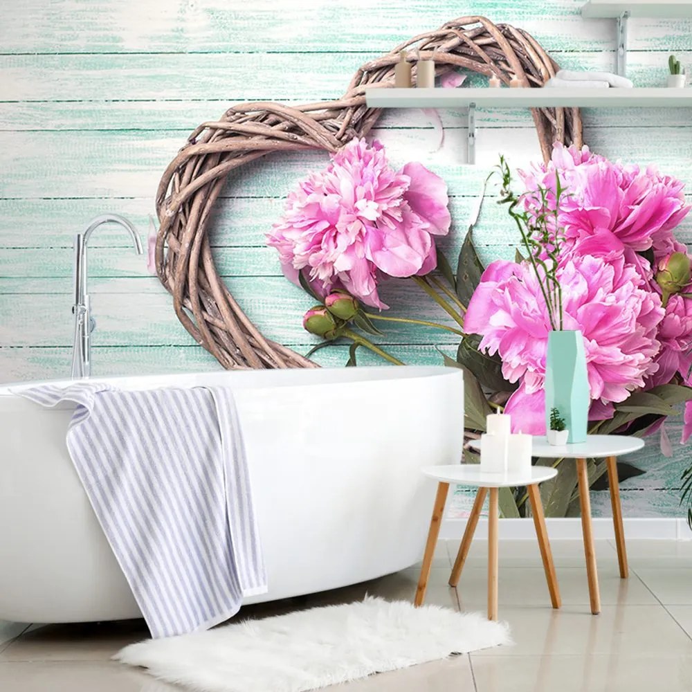 Carta da parati – Peonie su cuore di legno