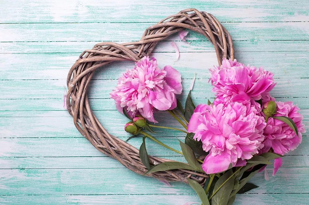 Carta da parati autoadesiva – Peonie su cuore di legno