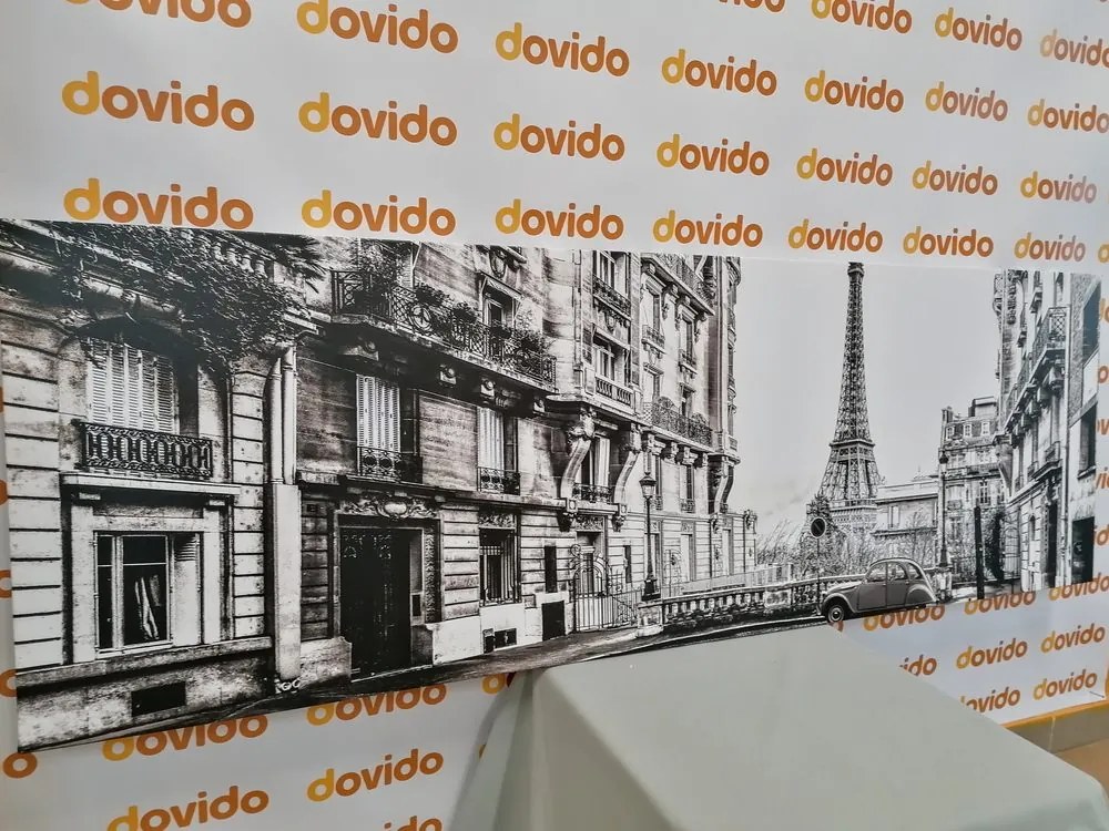 Stampa su tela – Vista sulla Torre Eiffel dalla strada di Parigi in bianco e nero