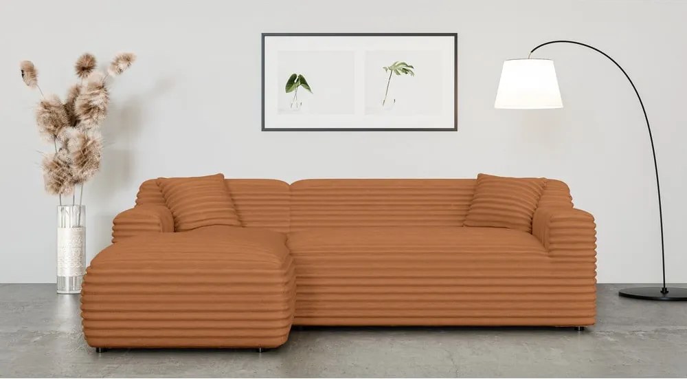 Divano angolare color terracotta (con penisola a sinistra e chaise lounge) rivestito in velluto a coste Martin – Ropez