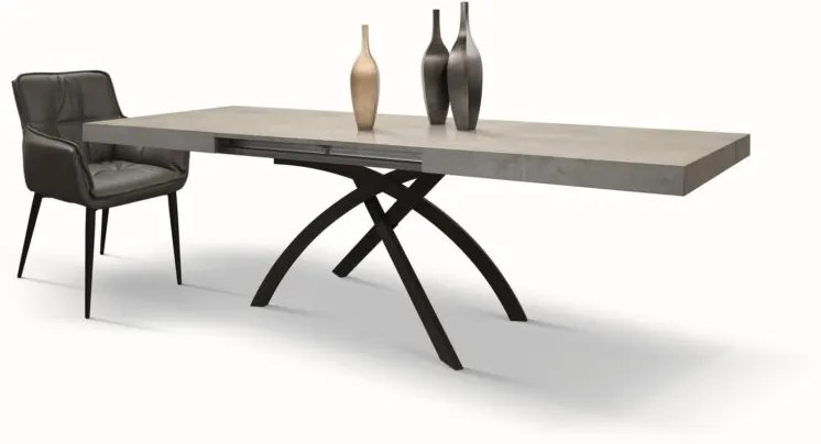 Tavolo GORGONA in legno, finitura in grigio cemento e metallo verniciato antracite, allungabile 140&#215;90 cm &#8211; 220&#215;90 cm