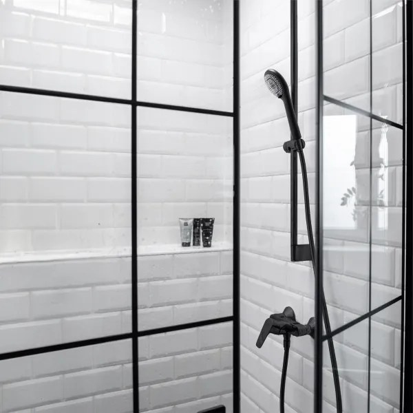 WENKO 24924100 - Soffione doccia con sistema di risparmio idrico 11x11 cm, nero