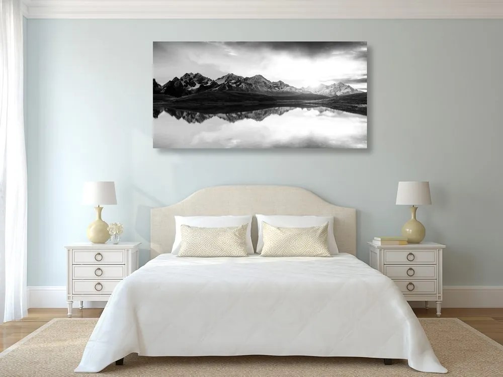 Quadro su tela – Tramonto abbagliante sul lago di montagna in bianco e nero