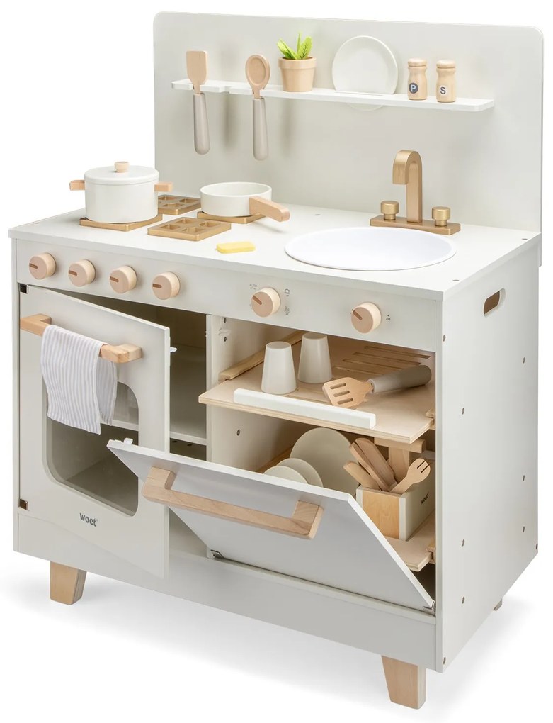 Cucina in legno con lavastoviglie