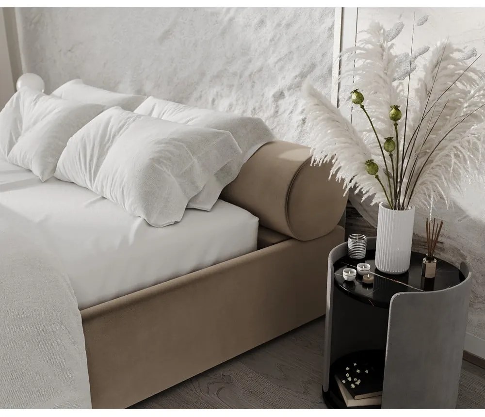 Letto matrimoniale imbottito marrone chiaro con contenitore e rete inclusi 200x200 cm Solvo – Maison de Rêve