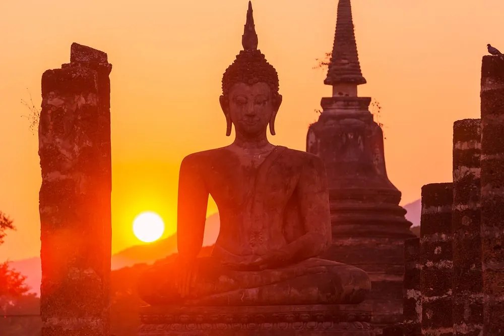 Carta da parati autoadesiva – Statua di Buddha tra le pietre