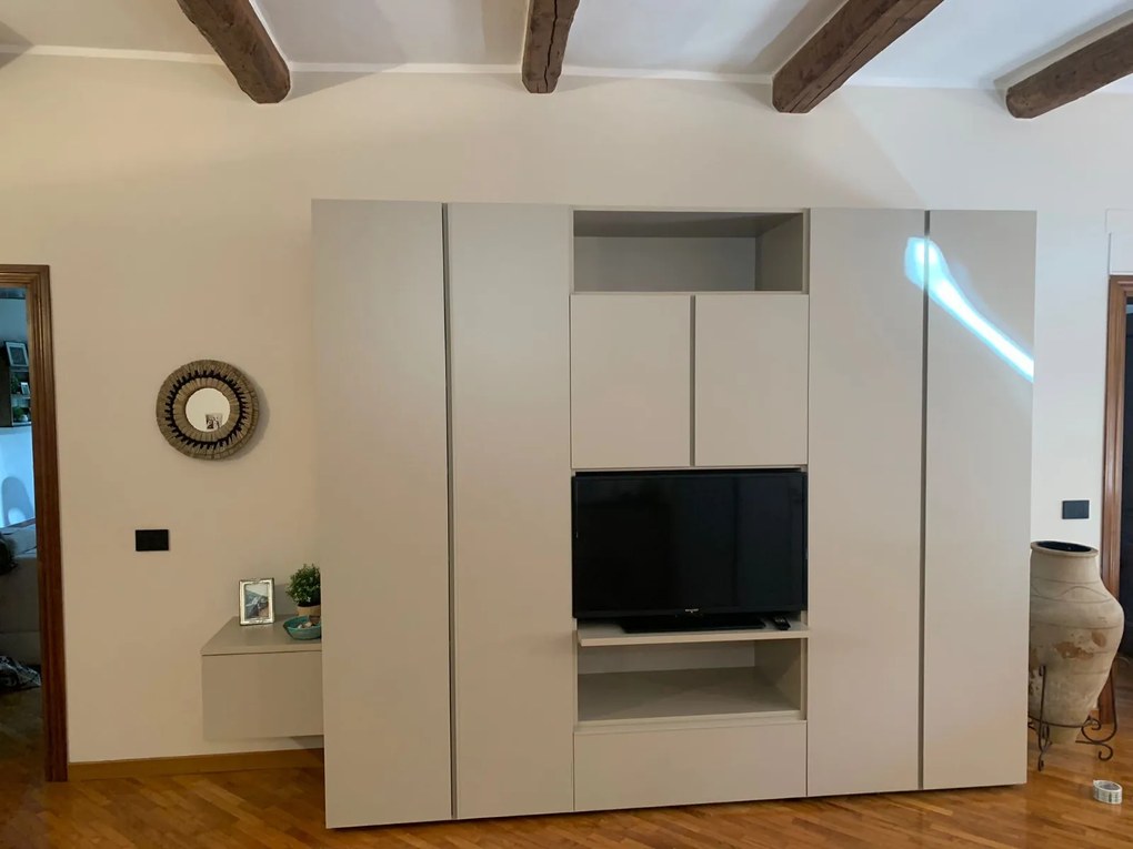 Armadio Iago 5 ante battenti e 4 cassetti con vano tv linea Airone