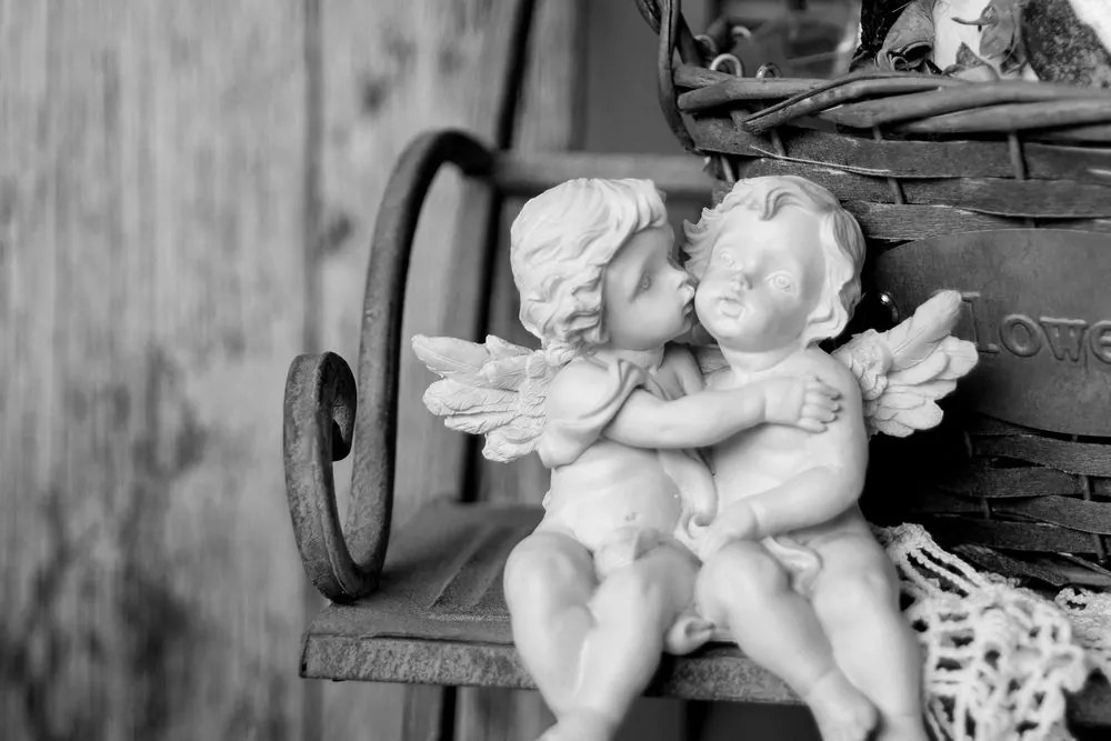 Quadro su tela – Statuette di angioletti sulla panchina in bianco e nero