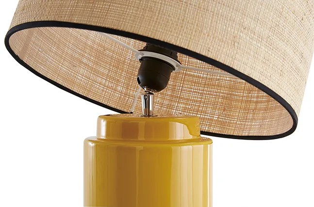 Lampada da tavolo in ceramica smaltata giallo e paralume in rafia MAJES