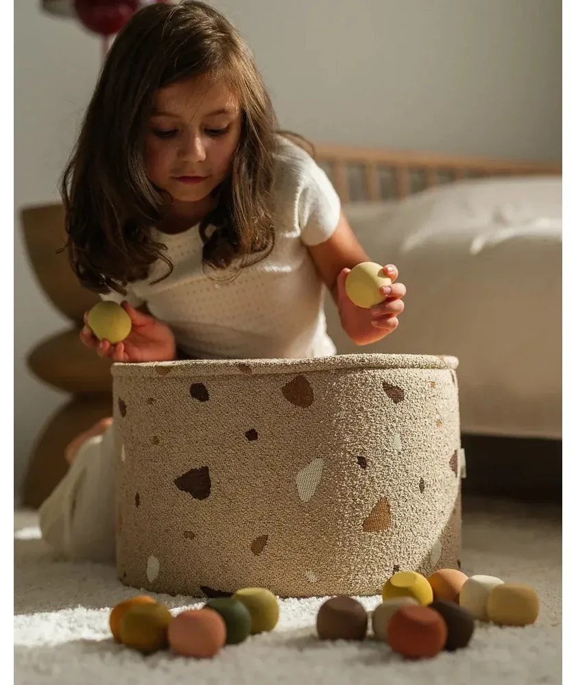 Pouf per bambini marrone chiaro con rivestimento in bouclé e ciniglia Terrazzo – Wigiwama