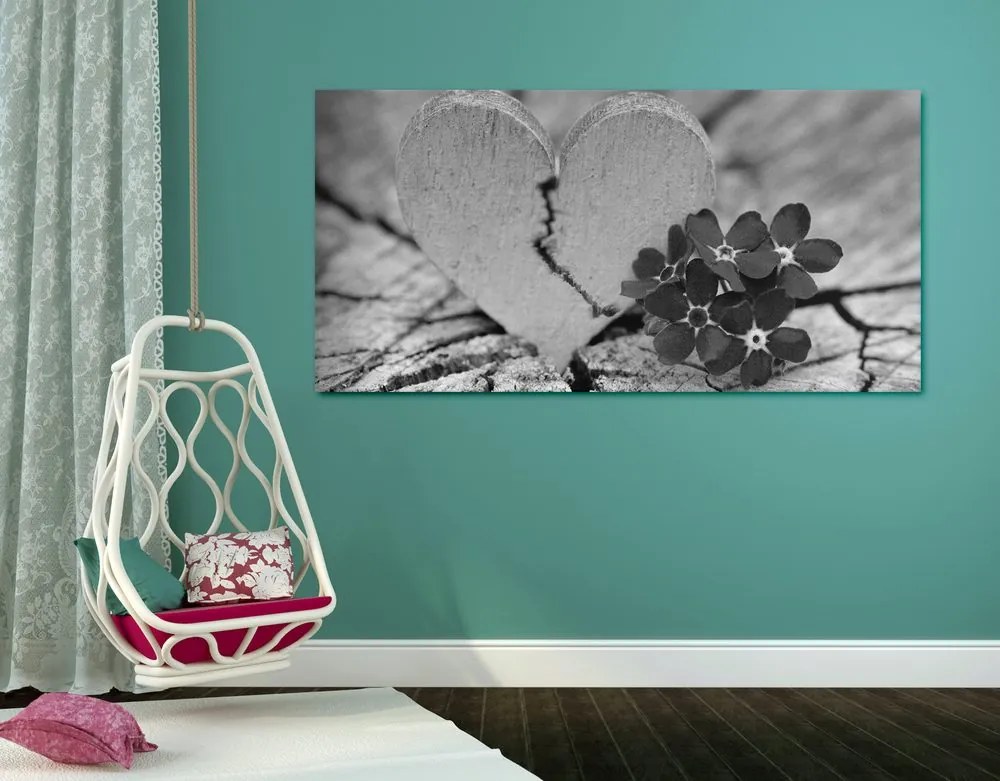 Quadro su tela – Cuoricino sul legno antico in bianco e nero