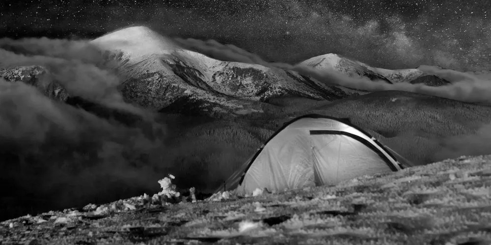 Quadro su tela – Tenda sotto il cielo notturno in bianco e nero