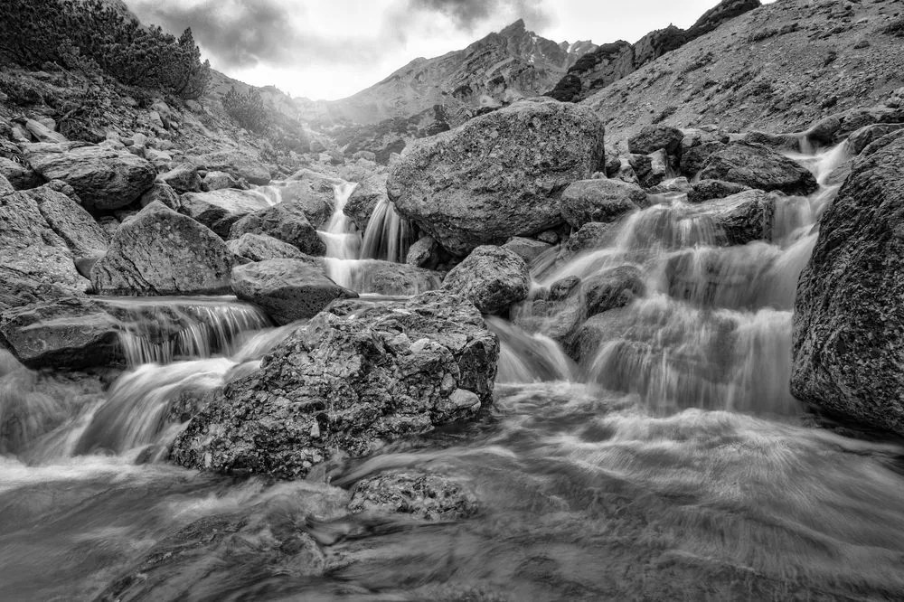 Carta da parati autoadesiva – Cascate alpine in bianco e nero