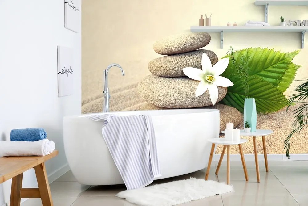 Carta da parati – Fiore bianco e pietre nella sabbia