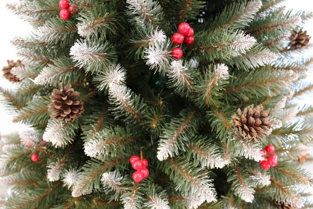 Bellissimo albero di Natale decorato con sorbo e pigne 220 cm