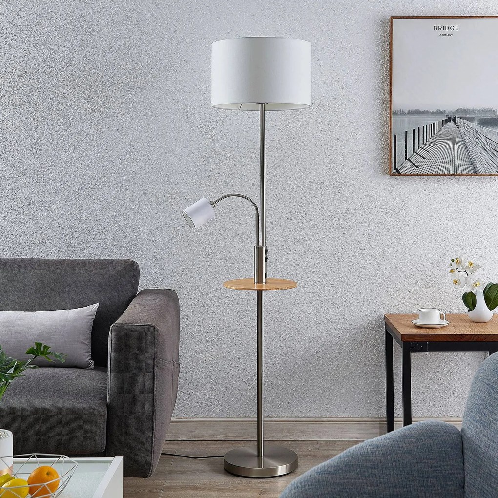 Lindby Lampada da terra Aovan, color nichelo, ripiano, porta USB