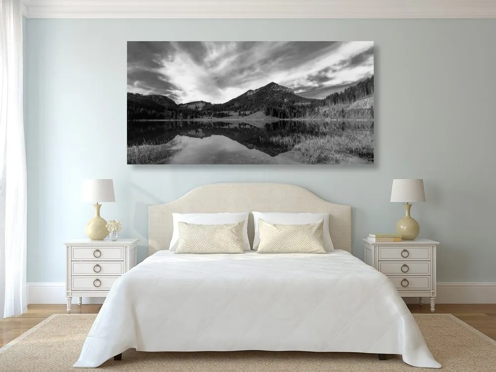 Quadro su tela – Lago sotto le colline in bianco e nero