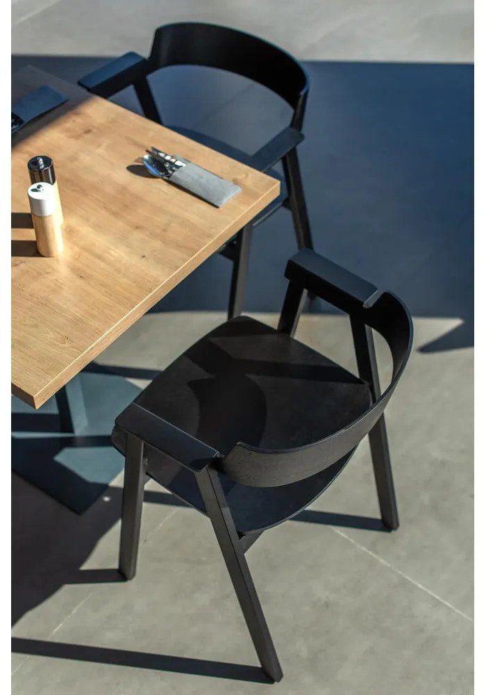 Sedia da pranzo nera in rovere massiccio con braccioli Flip – Gazzda