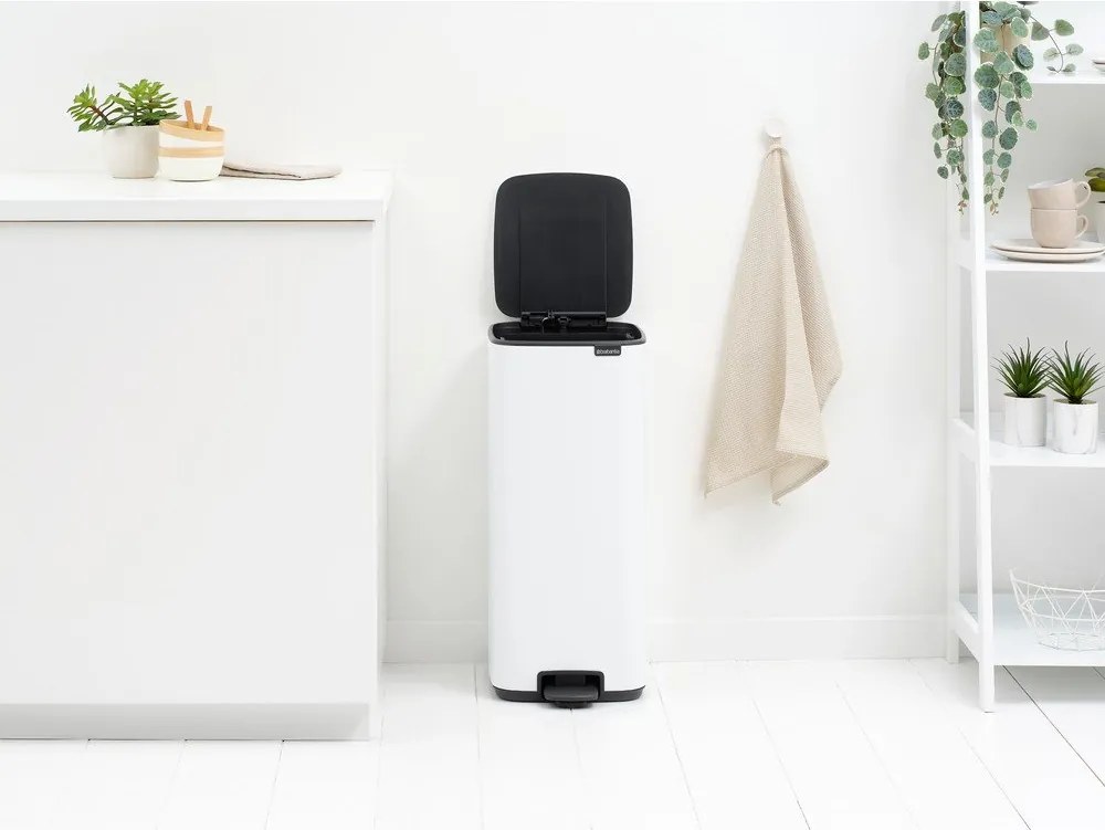 Cestino per la spazzatura bianco in acciaio con pedale 30 l Bo – Brabantia