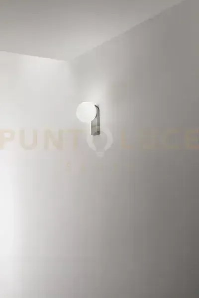 Talia applique in alluminio grigio titanio e vetro soffiato bianco ...