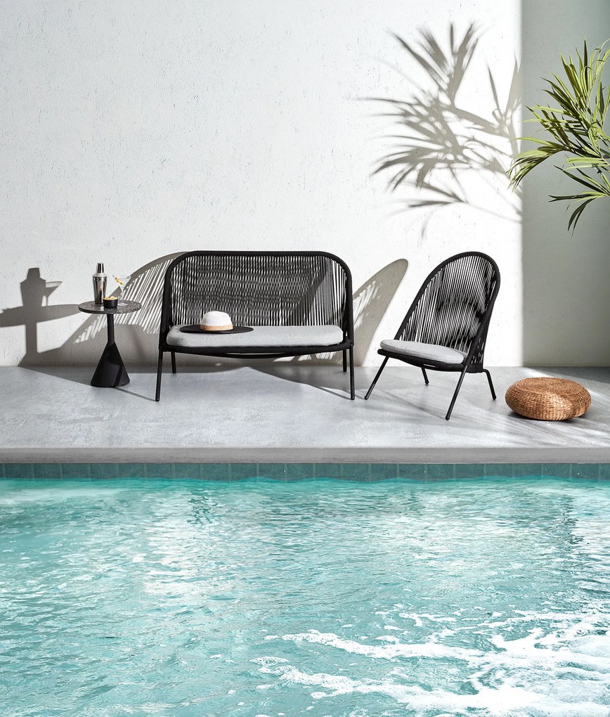 Kave Home - Tavolino Delano in terrazzo nero e gambe in acciaio finitura nera Ã˜ 40 cm