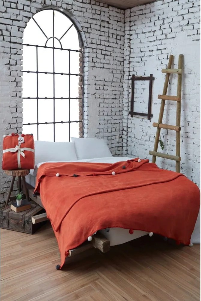 Copriletto color mattone in vello 150x200 cm Pom Pom – Mijolnir