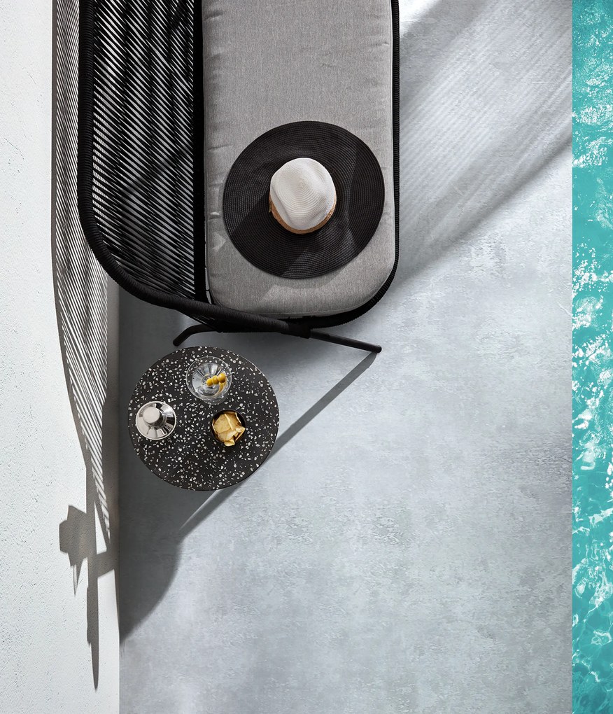 Kave Home - Tavolino Delano in terrazzo nero e gambe in acciaio finitura nera Ã˜ 40 cm