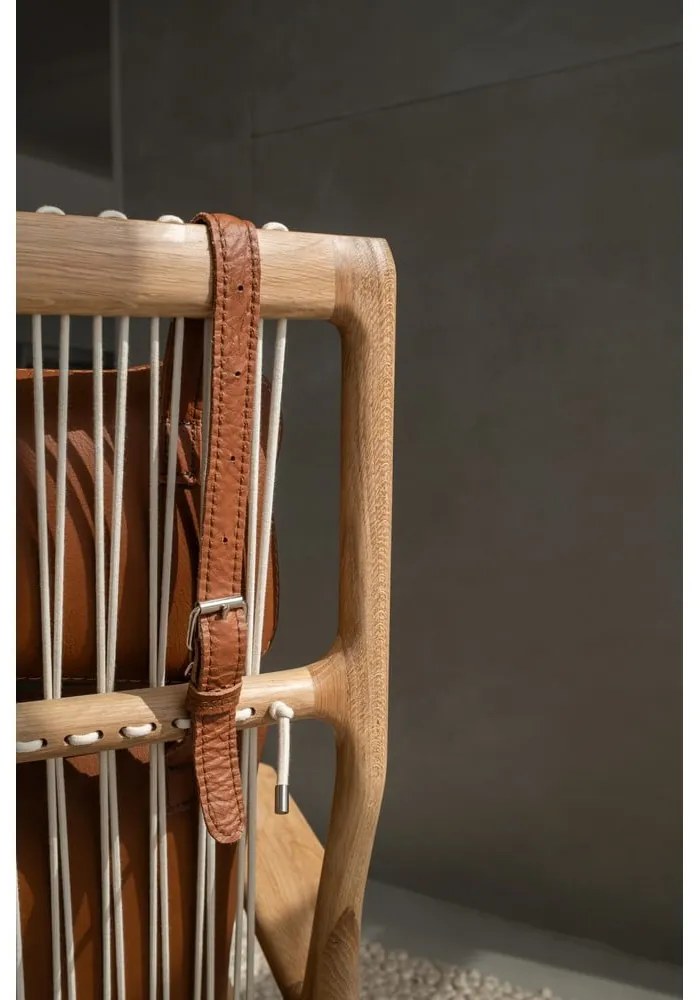 Poltrona con struttura in rovere massiccio e seduta in pelle di bufalo color marrone cognac. Dedo - Gazzda