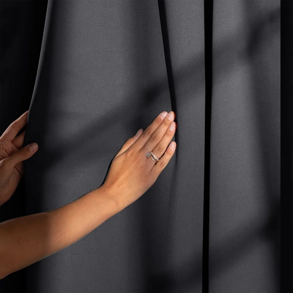 Tenda parzialmente oscurante grigio scuro 140x245 cm Kierra – Restilo