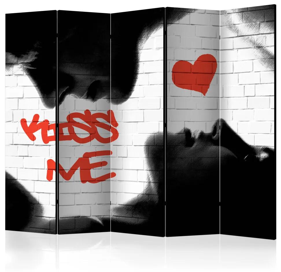 Paravento design Kiss me II - coppia e iscrizioni su muro di mattoni