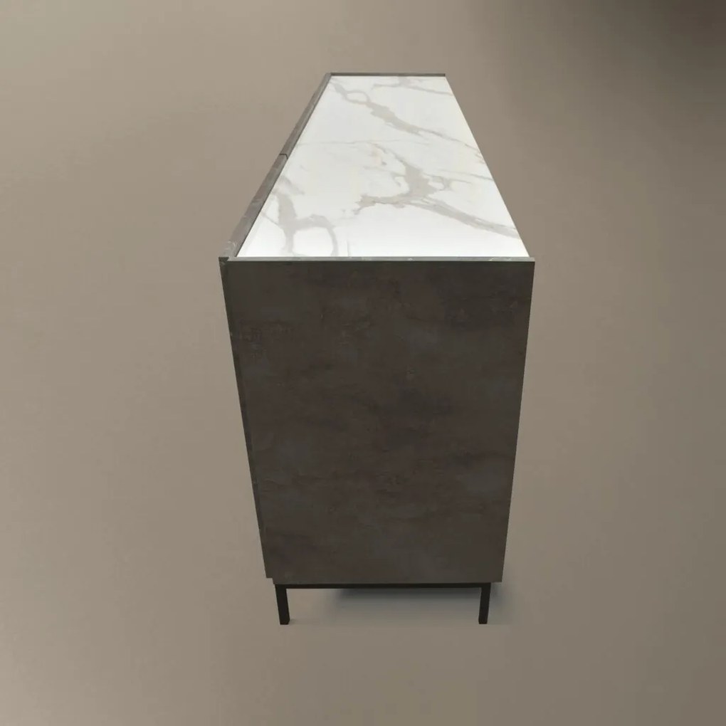 Credenza PIETRASANTA in legno, finitura in acciaio ossidato, piano effetto marmo statuario, 200&#215;50 cm