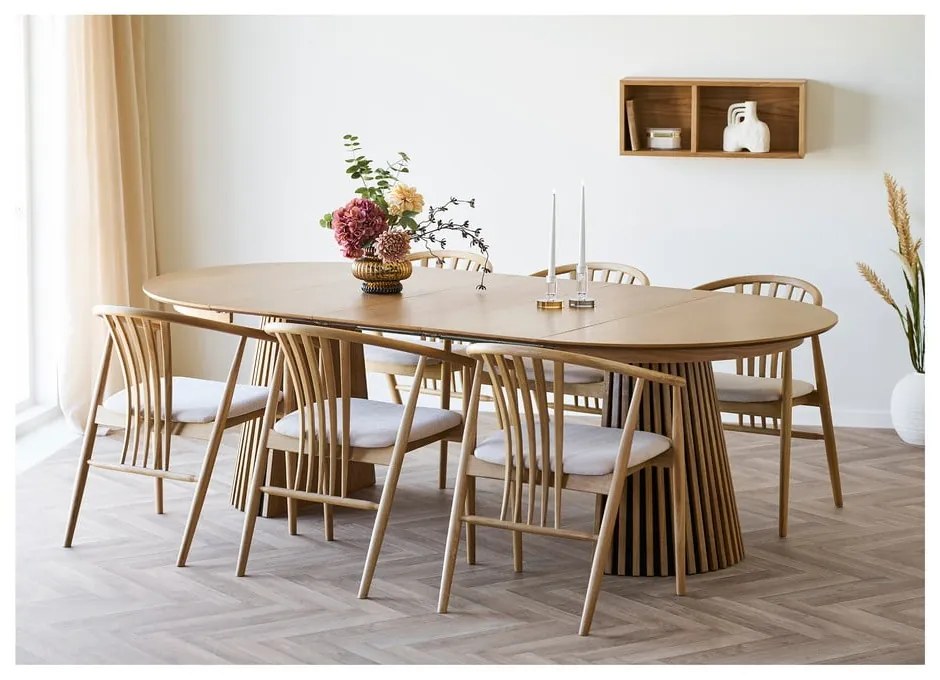 Sedia da pranzo di colore naturale in rovere massiccio con braccioli Agustin – House Nordic