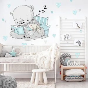 Adesivo murale - Orso con libro e coniglietto con cuori | Inspio