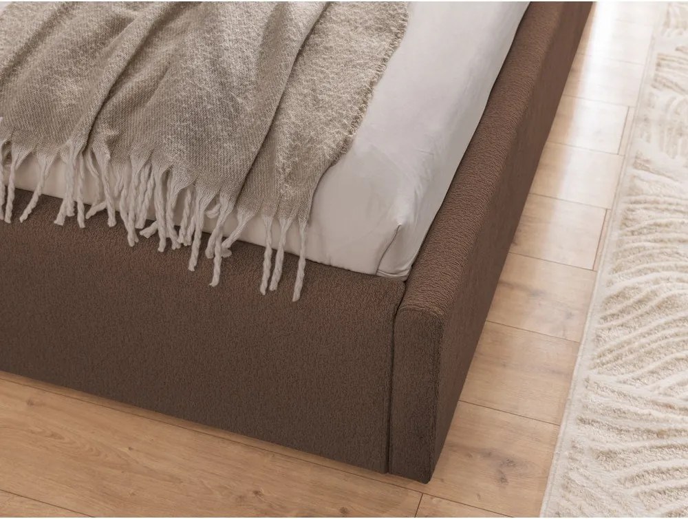 Letto matrimoniale imbottito marrone con contenitore con rete inclusa 200x200 cm Cille – Ropez