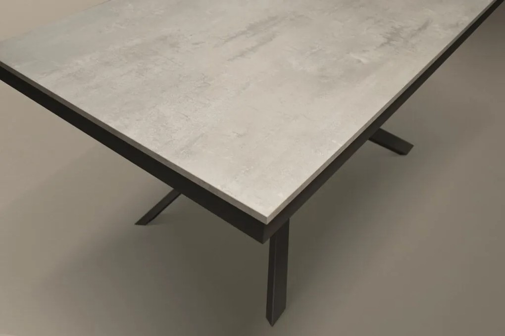 Tavolo VOLPAIA in legno, finitura grigio cemento e metallo verniciato antracite, allungabile 140×80 cm – 190×80 cm