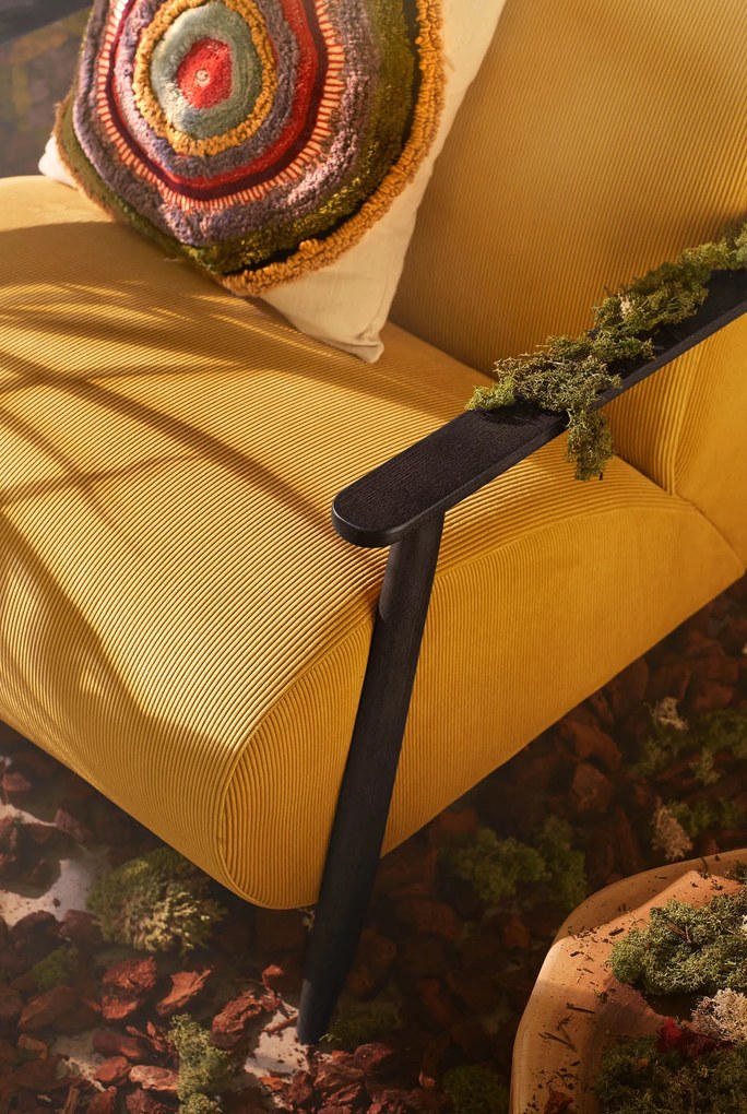 Kave Home - Poltrona Meghan velluto a coste senape e gambe in legno di frassino con finitura wengÃ©