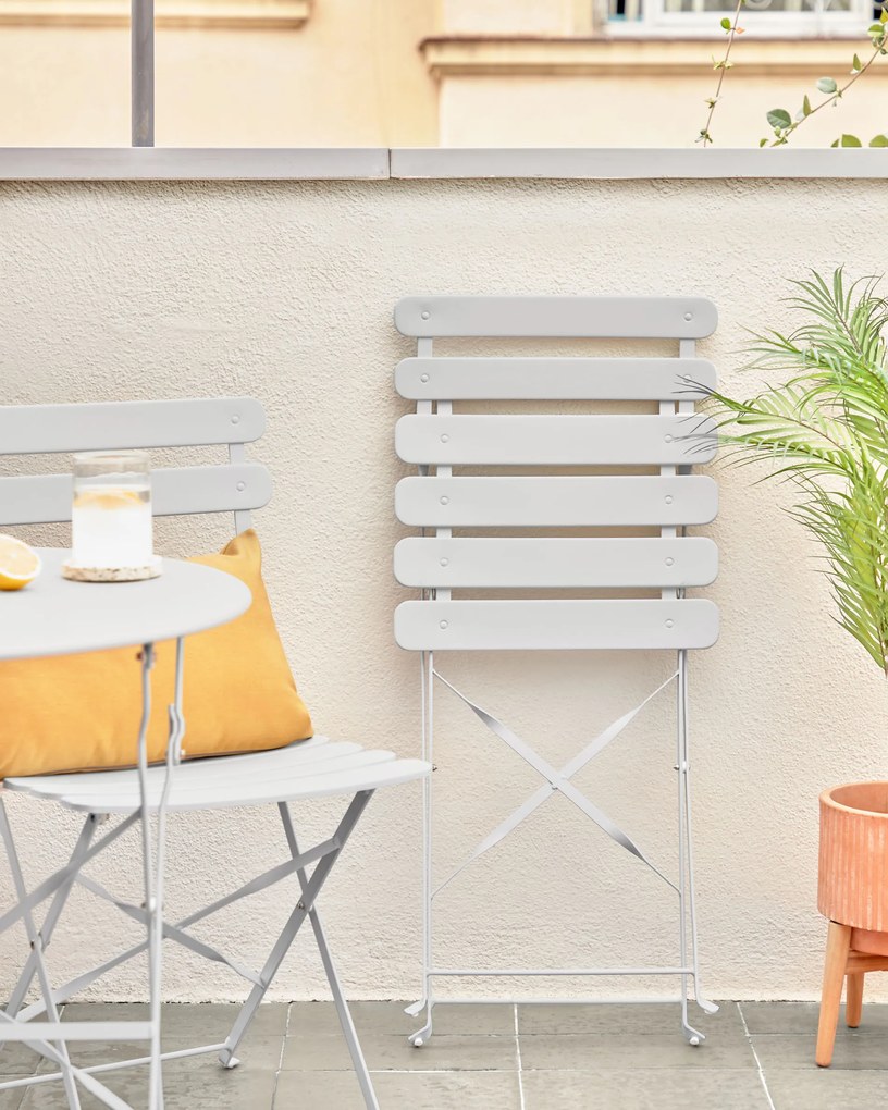 Kave Home - Set da esterno Beryl con tavolo e 2 sedie pieghevoli in metallo grigio chiaro