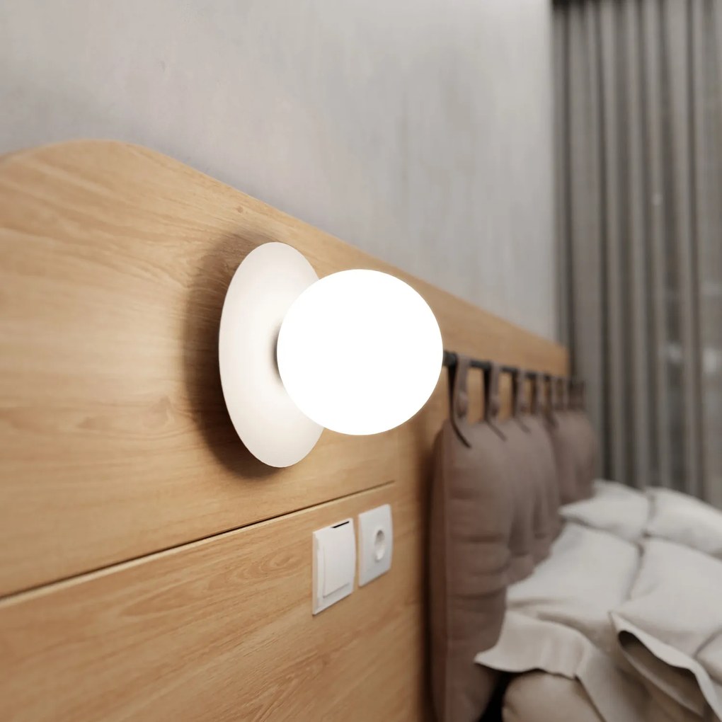 Applique 1 Luce Inari In Acciaio Bianco E Sfera In Vetro Opalino