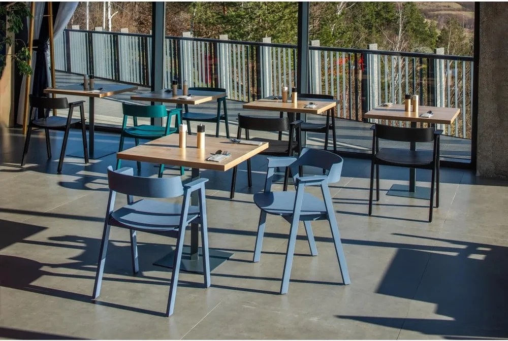 Sedia da pranzo blu in rovere massiccio con braccioli Flip – Gazzda