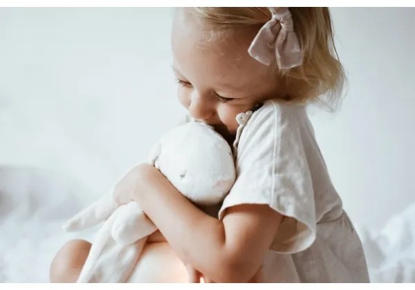 Moonie - Compagno di coccole con melodia e luce coniglietto 2.0 organic polar