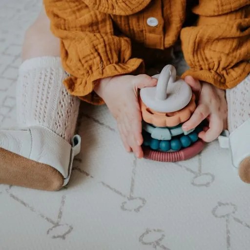 Piramide impilabile con massaggiagengive, colori terra