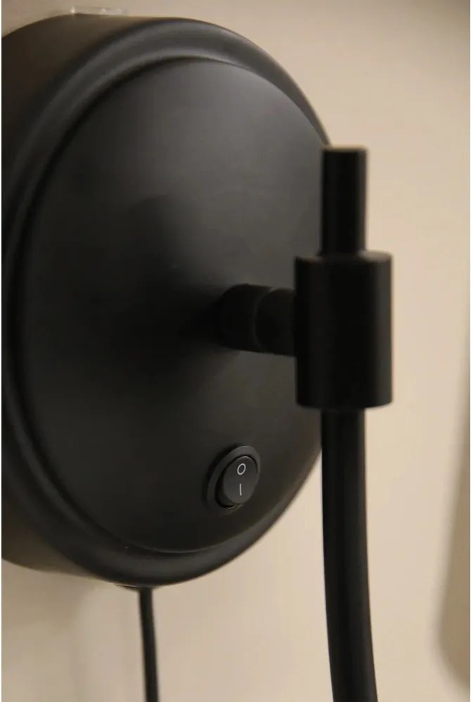 Lampada da parete nera/beige con alimentazione a corrente Amar – Markslöjd