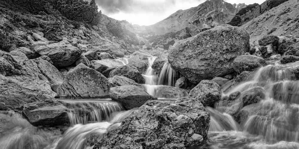 Stampa su tela – Cascate alpine in bianco e nero