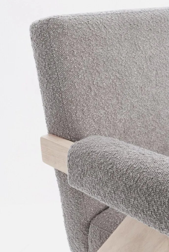 Poltrona FAIZA in tessuto effetto bouclé tortora e gambe in legno rubberwood