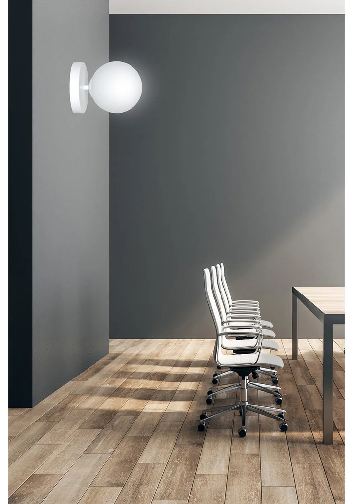 Applique 1 Luce Rama In Acciaio Bianco A Bracci E Sfera In Vetro Opalino