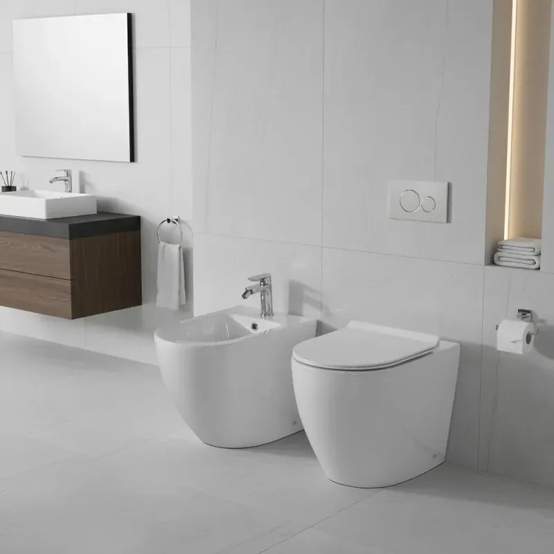 Vaso filo parete traslato in ceramica bianca con scarico universale - Osaka