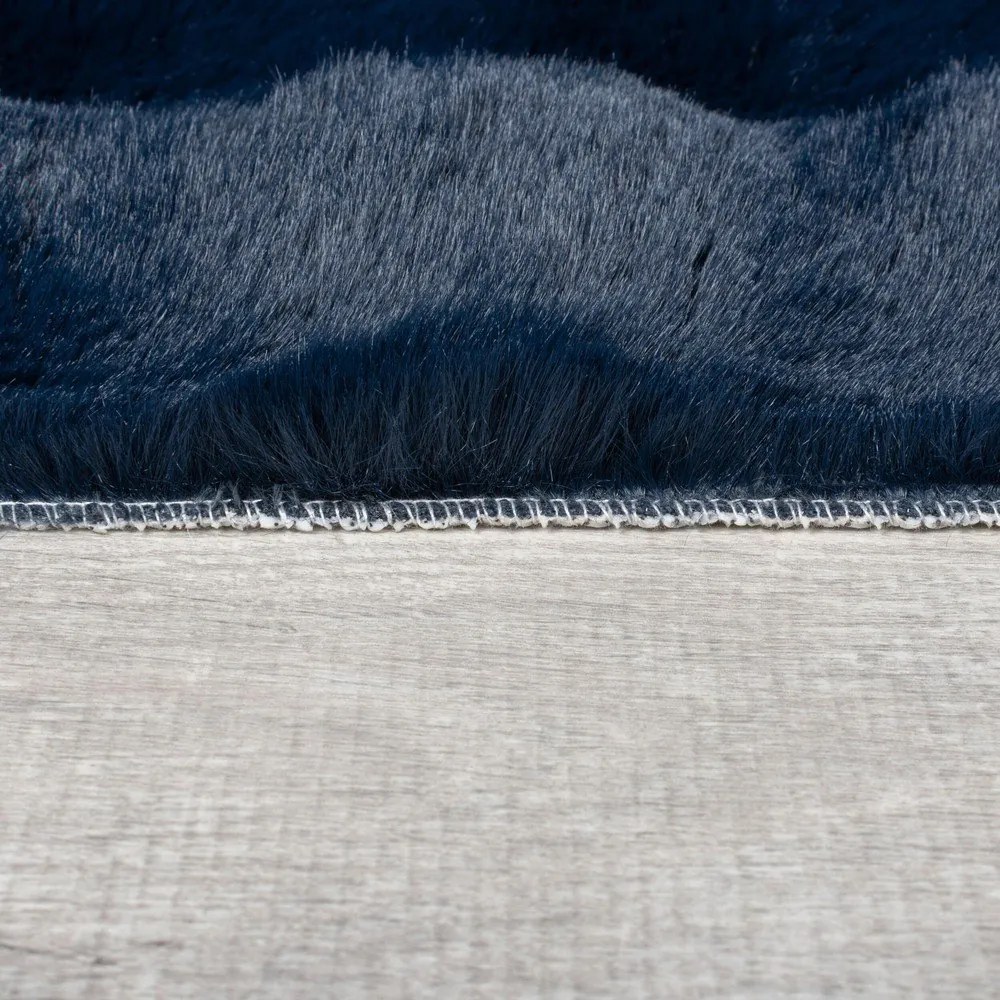 Tappeto in pelliccia sintetica blu scuro 80x150 cm Waffle Faux Fur - Flair Rugs