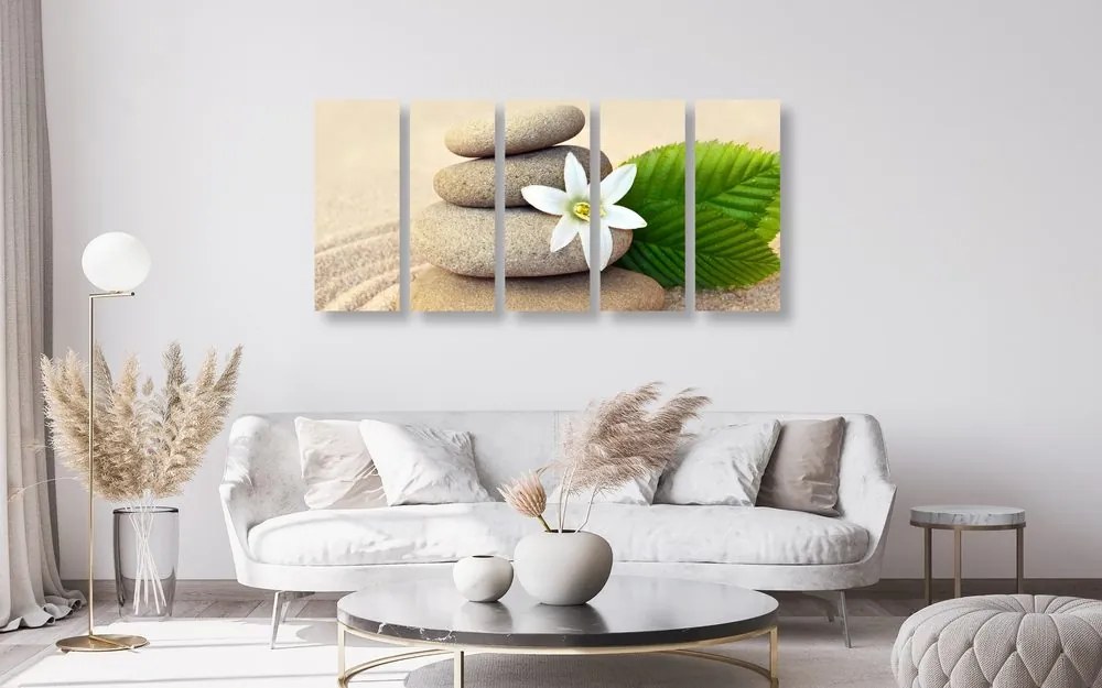 Quadri 5 pezzi – Fiore bianco e pietre nella sabbia
