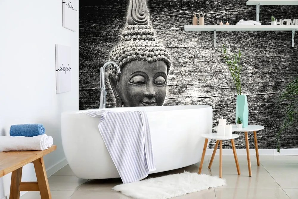 Carta da parati autoadesiva – Statua di Buddha in bianco e nero su sfondo di legno